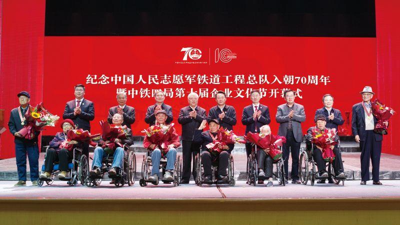 为荣获“中国人民志愿军抗美援朝出国作战70周年”纪念章老同志代表颁发纪念章（朱晓晨 摄）